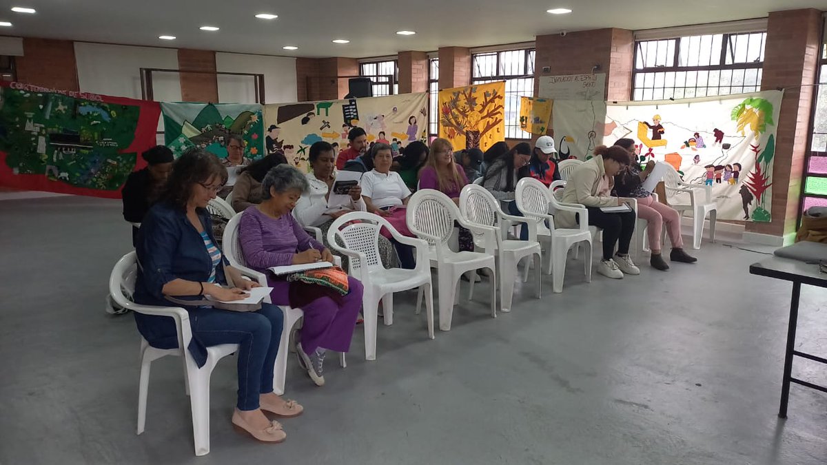 #AEstaHora #MujeresHaciendoMemoria estamos en taller de curaduría - museografía con el Costurero de Suba. Un espacio de juntanza entre mujeres con el propósito de compartir conocimientos para que el costurero pueda hacer próximamente una exposición en el #CMPR.✊