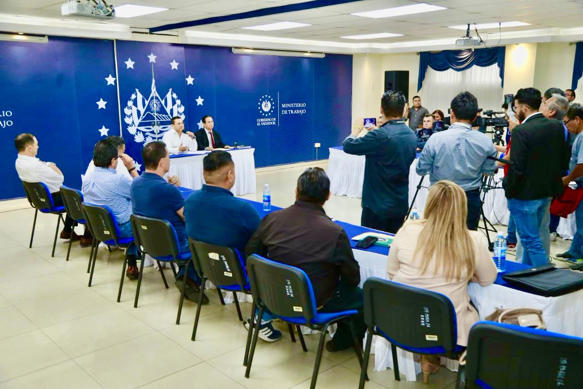 El Ministro de Trabajo, @RolandoCastroSv, este día, se reunió de manera exitosa con todos los representantes de la liga mayor de fútbol profesional. Durante este encuentro, se discutieron diversas temáticas relacionadas con los problemas laborales en el ámbito del fútbol…