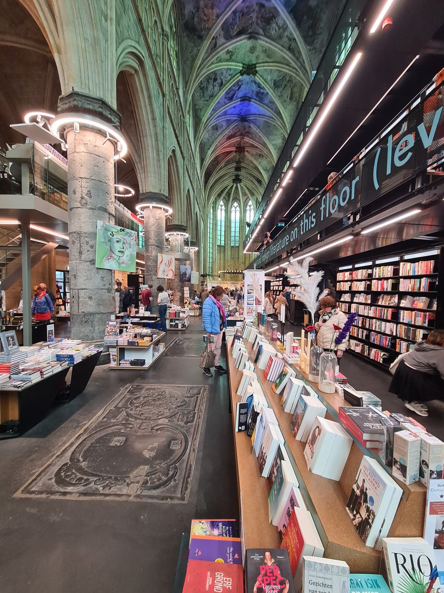 Heerlijk, meivakantie, een paar dagen Zuid Limburg, fietsen, Maastricht bezocht, lekker lezen. Kortom, even bijkomen van alles, en de accu weer opladen.