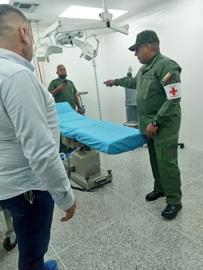 #08May || El GD Pablo Beltrán Pérez Villamizar Director de <a href="/DigesaludFANB/">DIGESALUDFANB</a> efectuó revista al parque automotor e instalaciones del <a href="/hospimilTiuna/">Hospital Militar "Dr. Vicente Salias Sanoja".</a> con la finalidad de garantizar una mejor calidad de atención en la #RedSanitariaMilitar.
#SupervisarEsHacer
