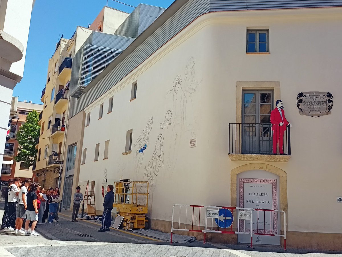 Avui els alumnes de l'optativa d'Expressió artística de 4t d'ESO, han fet una visita a l'Ignasi Blanch que està pintant un mural a la façana de la Casa Museu Àngel Guimerà, en el marc de l'Any Guimerà. @blanchignasi @ignasiblanchgrawings @museuguimera #anyguimera