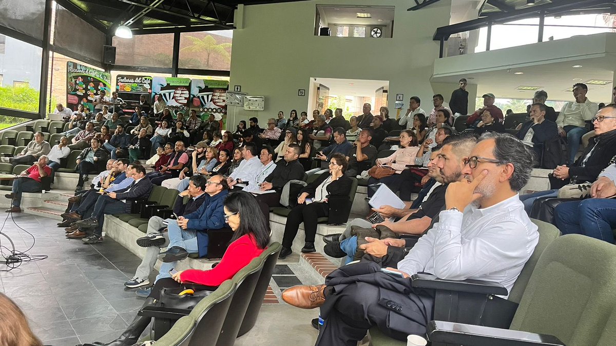 De la mano 🤝🤝 del @comitecafeteros y la <a href="/GoberCaldas/">Gobernación de Caldas</a> 👉👉 estamos en la primera fase de la consolidación del #ClusterDeCafe ☕️ socializando la caracterización y los retos estratégicos de esta iniciativa 👏👏