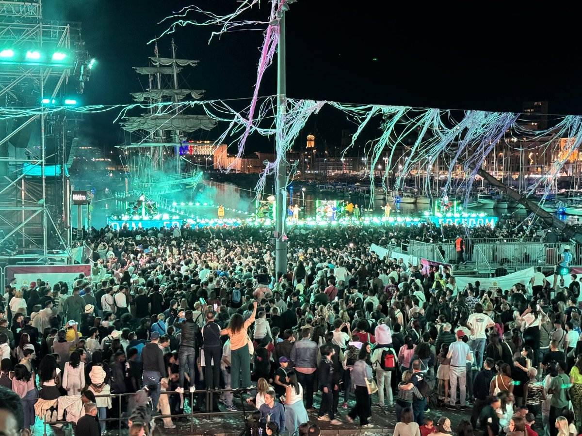 Ambiance de folie cette nuit à Marseille pour l’arrivée de la flamme 🔥 en France