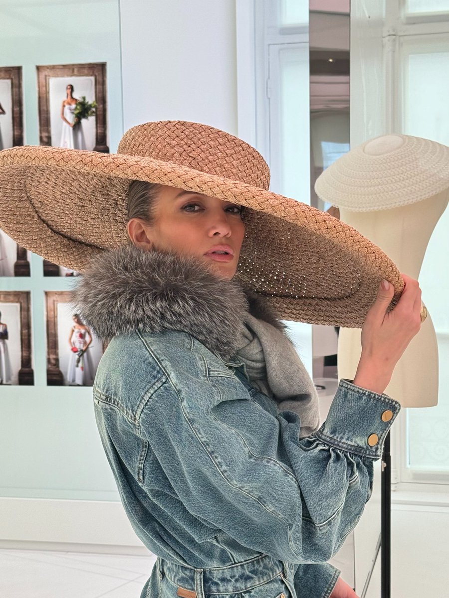Just JLo and that is one BIG hat my dear!