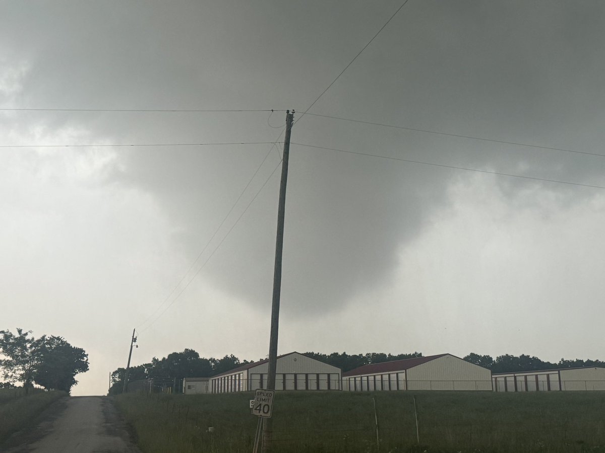 WxScholl's tweet photo. TORNADO NEAR MONETT MISSOURI @NWSSpringfield @ryanhallyall https://t.co/WptbAZeERd