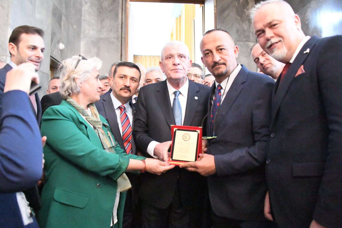 Başkanımız ve dernek başkanlarımız ile temsilcilerinin içinde bulunduğu temsil heyetimiz, TBMM'de İyi parti
<a href="/iyiparti/">İYİ Parti</a> Bursa Milletvekili Selçuk Türkoğlu <a href="/YS_Turkoglu/">Selçuk Türkoğlu</a> ile görüştürler.
Her zaman yanımızda olan değerli vekilimize şimdiye kadar Staj ve Çıraklık Sigortası