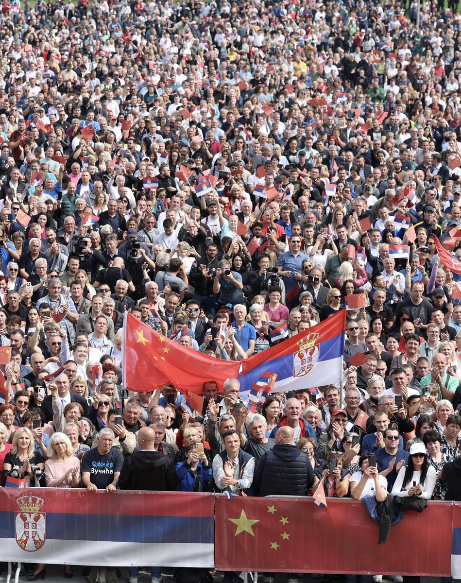 Foto 1 (7 de mayo de 1999): EE.UU. bombardea la embajada de China en Belgrado. Mueren 3 personas. Foto 2 (7 de mayo de 2024): Xi Jinping realiza una histórica visita a Serbia, a 25 años del bombardeo. Una multitud lo aclama en las calles. Lo que cambió el mundo, amigos...