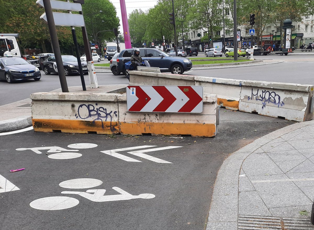 Porte de Bagnolet, quel est le projet pour l'entrée/sortie de la (belle) nouvelle piste Belgrand ? La piste circulaire n'est ni obligatoire ni pratique ni forcément sécurisante, autant garder un accès vélo au rond-point possible. @VincentGOULIN @PeS_20e