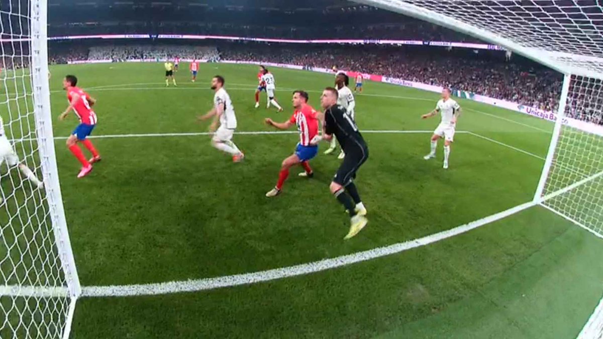 Reycholosimeone's tweet photo. Esta temporada han metido un gol con la mano, han anulado un gol al rival que había entrado, no han dado un gol en el que no había fuera de juego y han anulado un gol por supuestamente molestar a su portero.

Y todo esto con VAR. https://t.co/FEuSqJlo5G