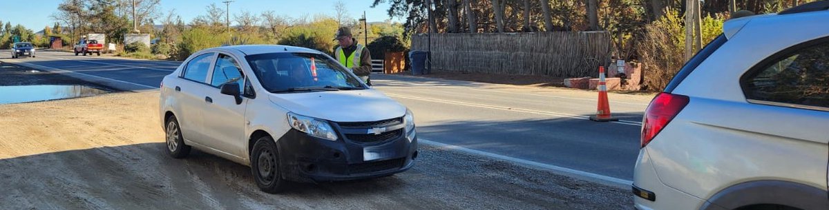 Con el objetivo de evitar accidentes de tránsito,@Carab_Ohiggins Tenencia #ElManzano, se encuentra desplegado en conjunto con @MTTOhiggins y personal municipal, en la Ruta H66G, realizando controles vehiculares aleatorios. #LaPrevenciónEsNuestraEsencia