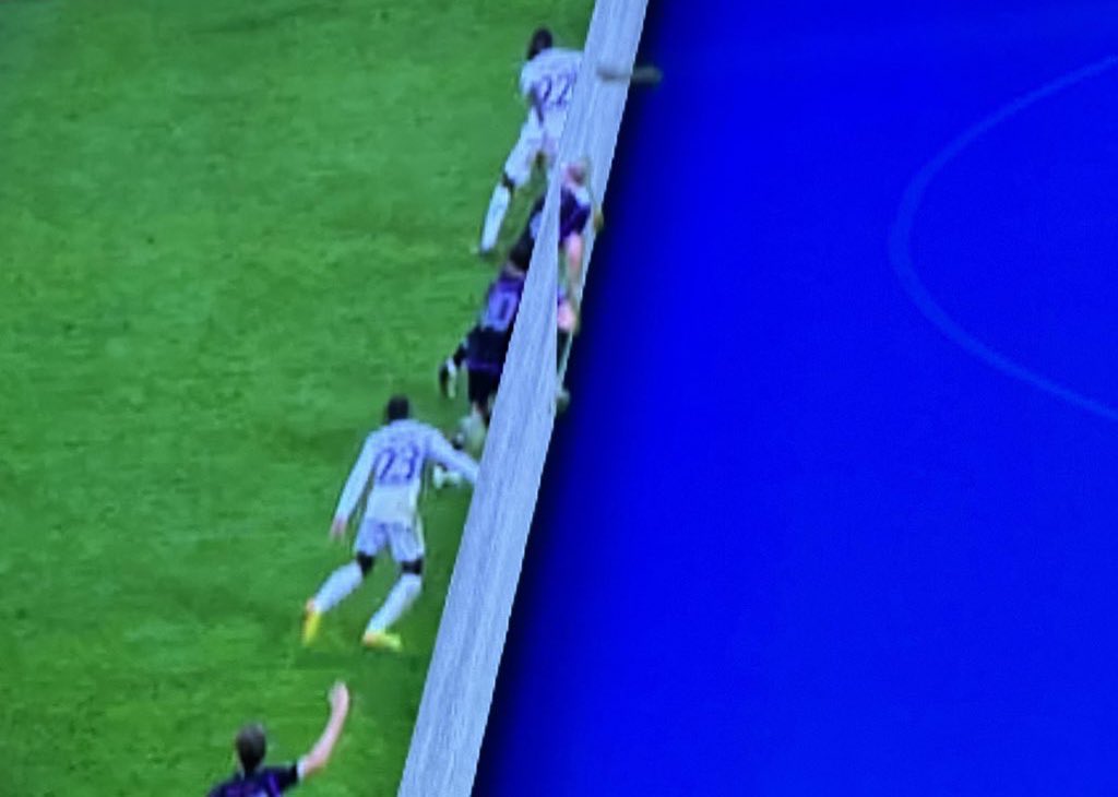 Goal Bayern Munchen yang dianulir oleh wasit setelah dianalisa dengan teknologi dari <a href="/beINSPORTS_EN/">beIN SPORTS</a> 

Clear offside ✍️