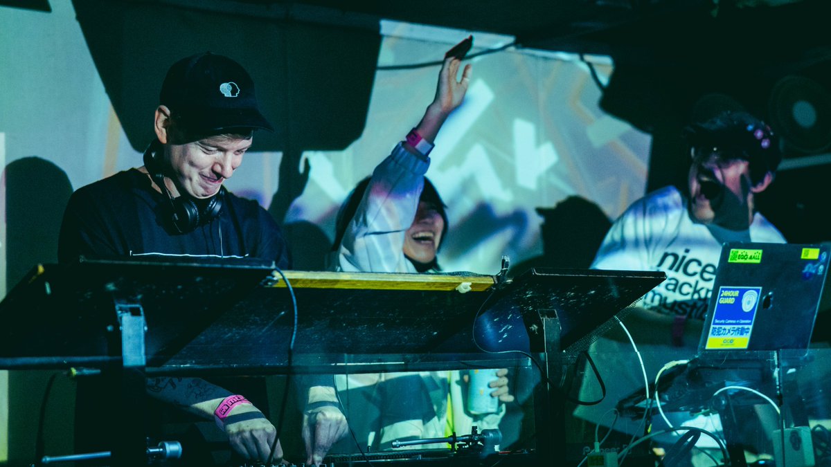 SkyIsTumbling's tweet photo. Some of my favorite shots from the
@MidnightSnacks
anniversary show at MOGRA. More photos on the way. #MS18th https://t.co/ah3qosnu4S