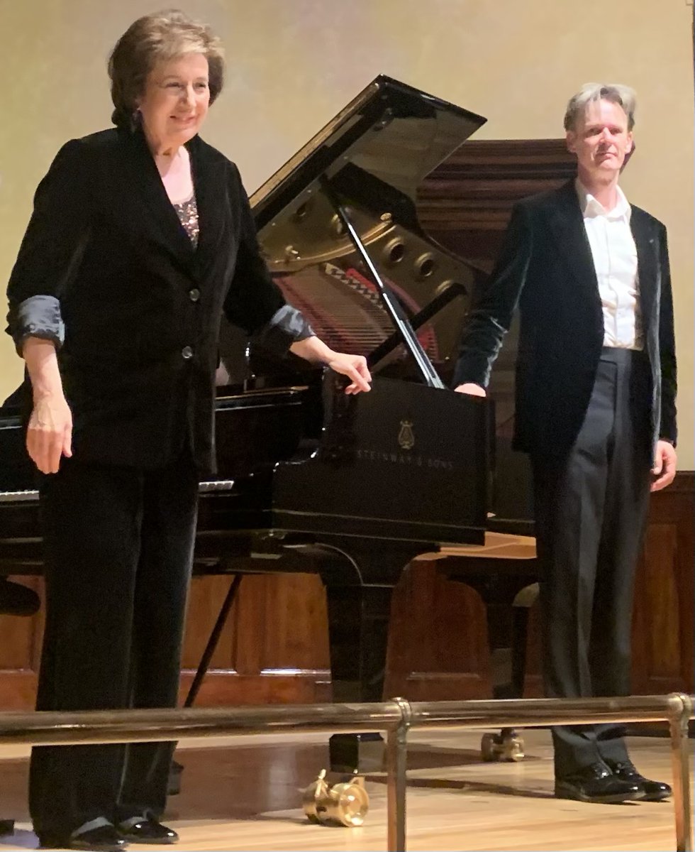Tonight @wigmore_hall Ian Bostridge saw me take a pic of him & Imogen Cooper after their excellent recital of Goethe songs by Wolf & Schubert. Before lovely Loewe encores, he happily explained this was permissible during applause, referencing his woeful recent experience @TheCBSO