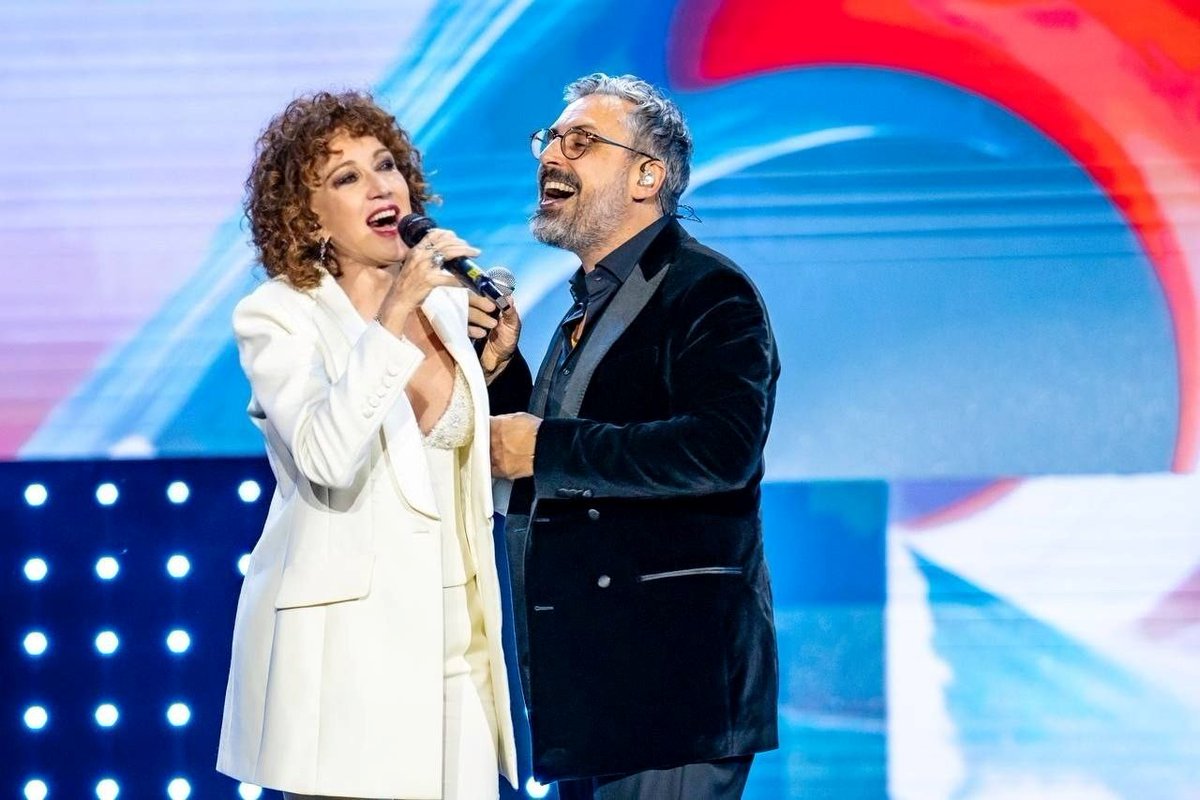 🎶 E che serve una canzone per parlare d'amore 🎶 @FiorellaMannoia e Brunori Sas cantano “Per due che come noi” per “#UnaNessunaCentomila in Arena” #UNC