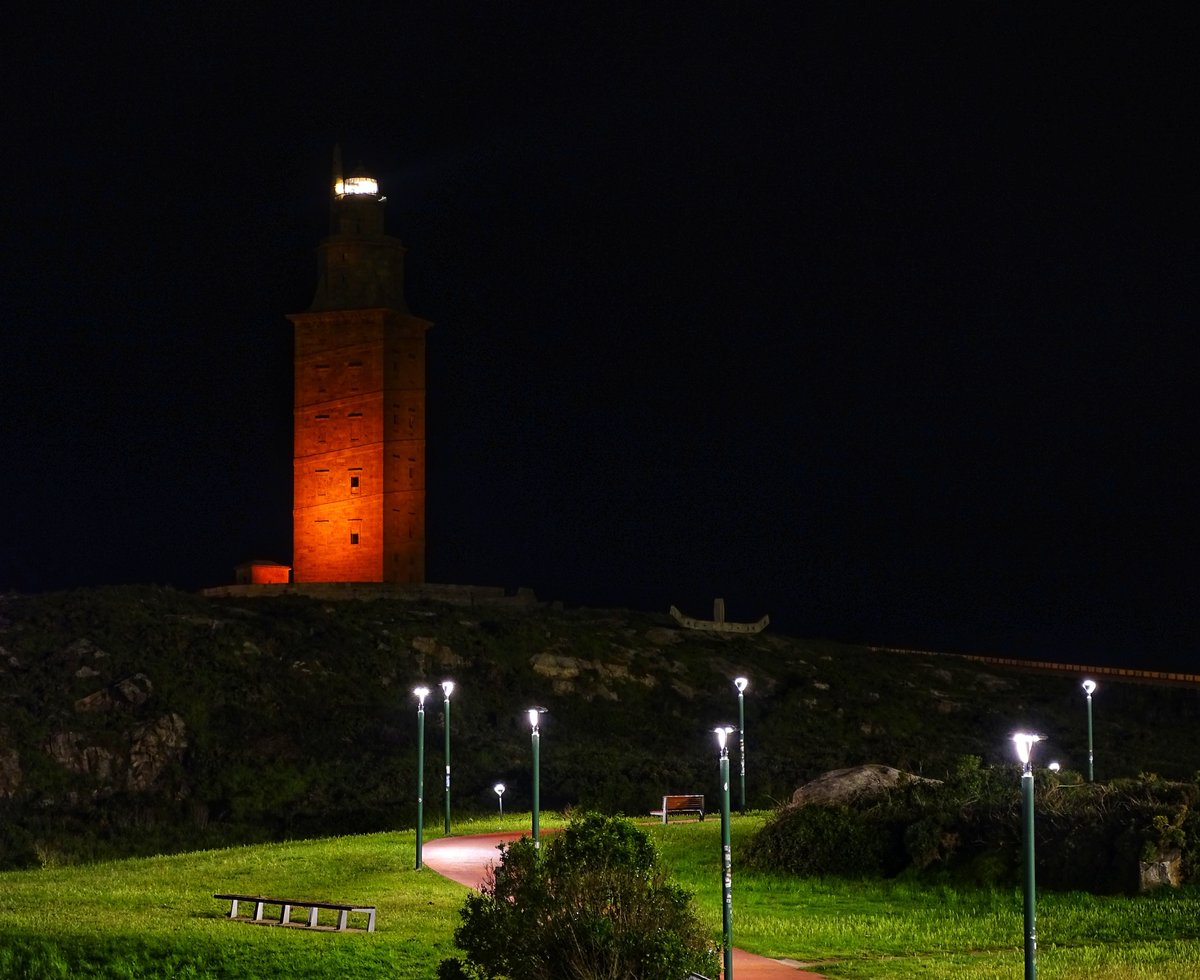#Coruña - Esta noche la Torre de Hércules se ilumina de rojo ❤️ con motivo del Día Mundial de la Cruz Roja y la Media Luna Roja. #DíaMundialDeCruzRoja 🟥 #160AñosDeHumanidad 🔴
