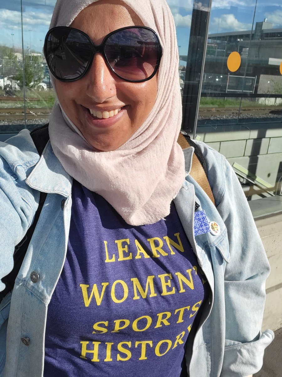 On my way to cover the first playoff game of the inaugural year. @PWHL_Toronto will face @PWHL_Minnesota. I'm ready. Proudly wearing my 'LEARN WOMEN'S SPORTS HISTORY' by @PowerPlays_News as I go to chronicle women's hockey history. 🙌🏾🔥🏒