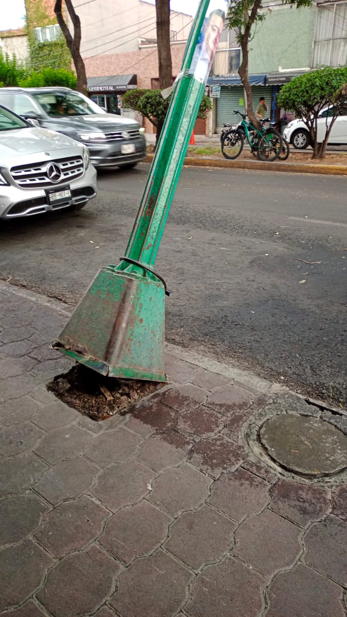 Urge su atención Poste de luz a punto de caer en Avenida Sierravista y calle Neiva en la colonia lindavista, es una avenida muy transitada @TuAlcaldiaGAM @C5_CDMX @jmorenocdmx @SSC_CDMX @UCS_GCDMX @SGIRPC_CDMX @Bomberos_CDMX @locatel_mx @CFEmx @CFE_Contigo @PabloVazC @jmgo98