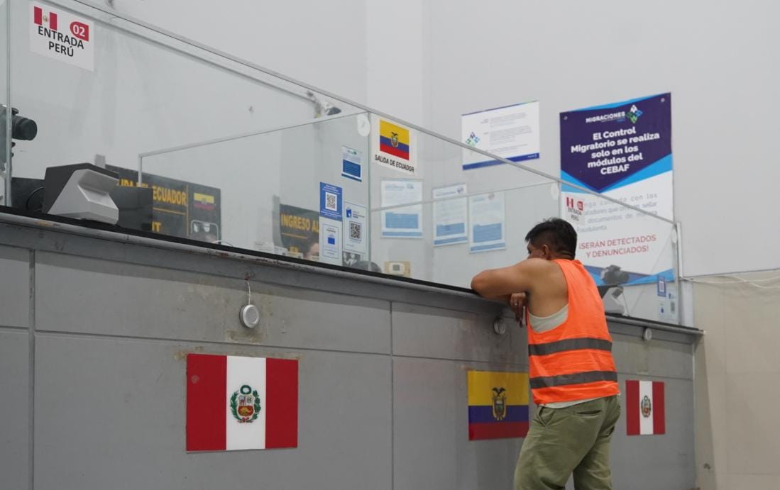 #Tumbes | Superintendente nacional de #MigracionesPerú, Armando García, supervisó el Centro Binacional de Atención en Frontera (CEBAF 🇵🇪) para verificar servicios y control migratorio. Durante su recorrido, también visitó el CEBAF Ecuador 🇪🇨 en Huaquillas.