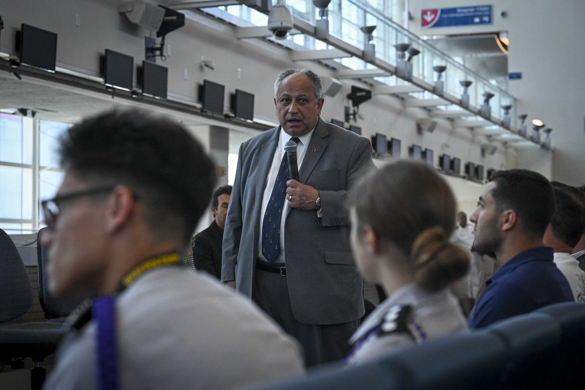 Was a pleasure to speak to JROTC students at STEM event at @portmiami during @fleetweekmiami to share my story and encourage them to choose a career in service! I encourage all Floridians to tour our ships and hear from our Sailors & Marines during the rest of #FleetWeekMiami.