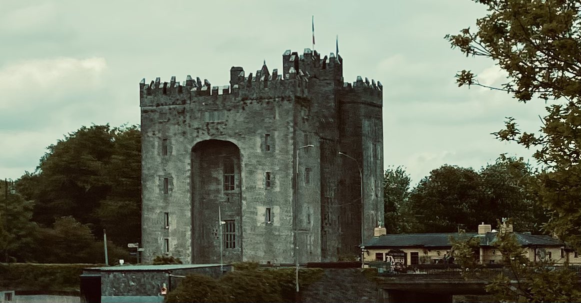 Bunratty Castle 🏰
Co. Clare 
Ireland 💚