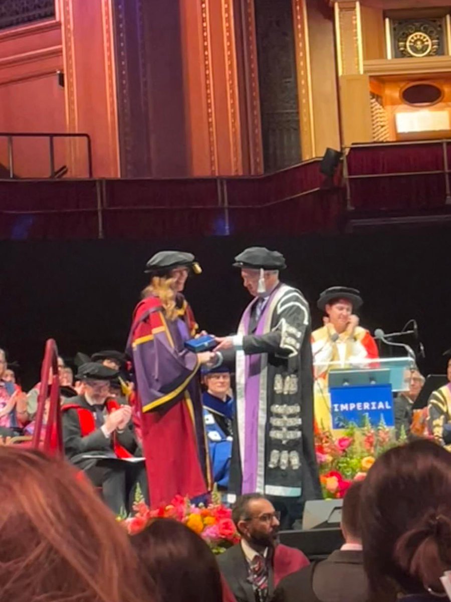 Proud moments for @Imperial_MHRN @Imperial_CAMH as Dr @CecilyDonnelly graduates and @AglaiaFreccero and @LindsayDewa win prizes!