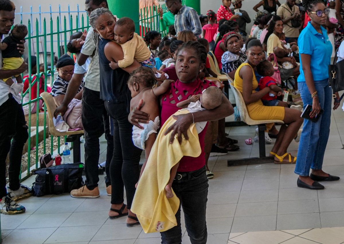 Today, @BrunoMaesUnicef visited Hôpital Universitaire la Paix in Port-Au-Prince. All of Haiti's hospitals face shortages of supplies & medicines due to airport closures & armed groups controlling ports. @UNICEF & partners keep delivering aid to hospitals amid the crisis.