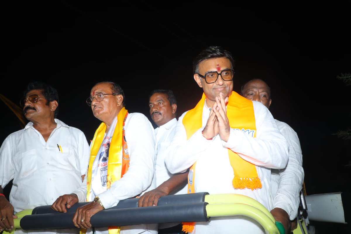 DrSudhakar_'s tweet image. NDA winning Andhra Pradesh!

Joined NDA (@JaiTDP) MLA candidate Shri Gorantla Butchaiah Choudary Garu @GORANTLA_BC in the election campaign at Rajahmundry Rural Assembly Constituency.

1/2

#Modi4APDevelopment
#NDAInYcpOut
#TDPJSPBJPWinning 
@PurandeswariBJP