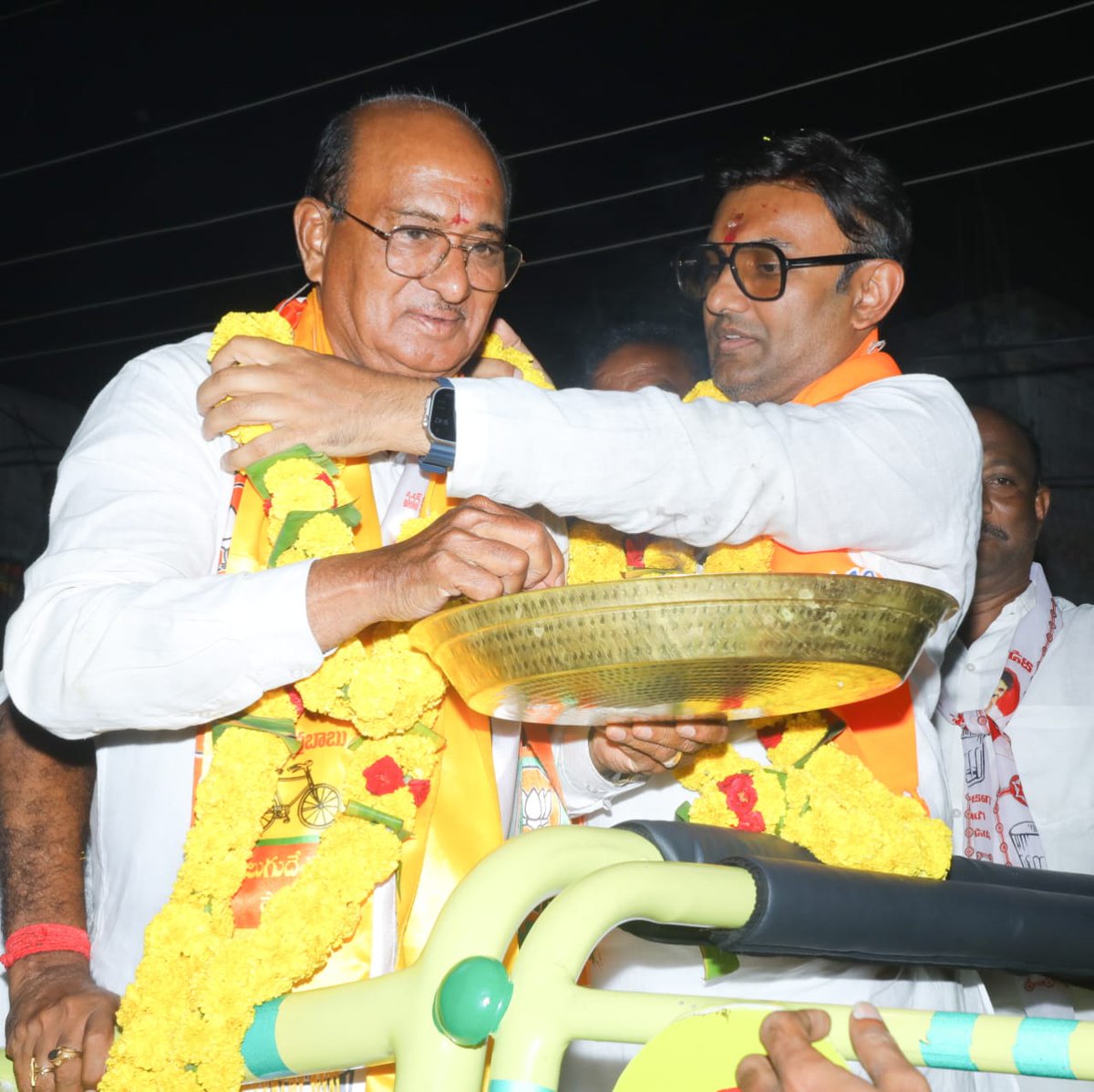 DrSudhakar_'s tweet image. NDA winning Andhra Pradesh!

Joined NDA (@JaiTDP) MLA candidate Shri Gorantla Butchaiah Choudary Garu @GORANTLA_BC in the election campaign at Rajahmundry Rural Assembly Constituency.

1/2

#Modi4APDevelopment
#NDAInYcpOut
#TDPJSPBJPWinning 
@PurandeswariBJP