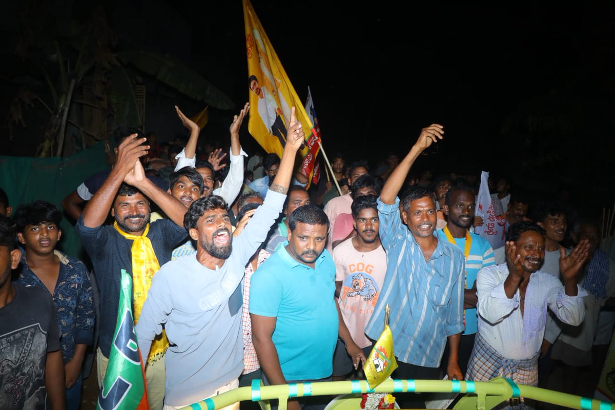 DrSudhakar_'s tweet image. NDA winning Andhra Pradesh!

Joined NDA (@JaiTDP) MLA candidate Shri Gorantla Butchaiah Choudary Garu @GORANTLA_BC in the election campaign at Rajahmundry Rural Assembly Constituency.

1/2

#Modi4APDevelopment
#NDAInYcpOut
#TDPJSPBJPWinning 
@PurandeswariBJP
