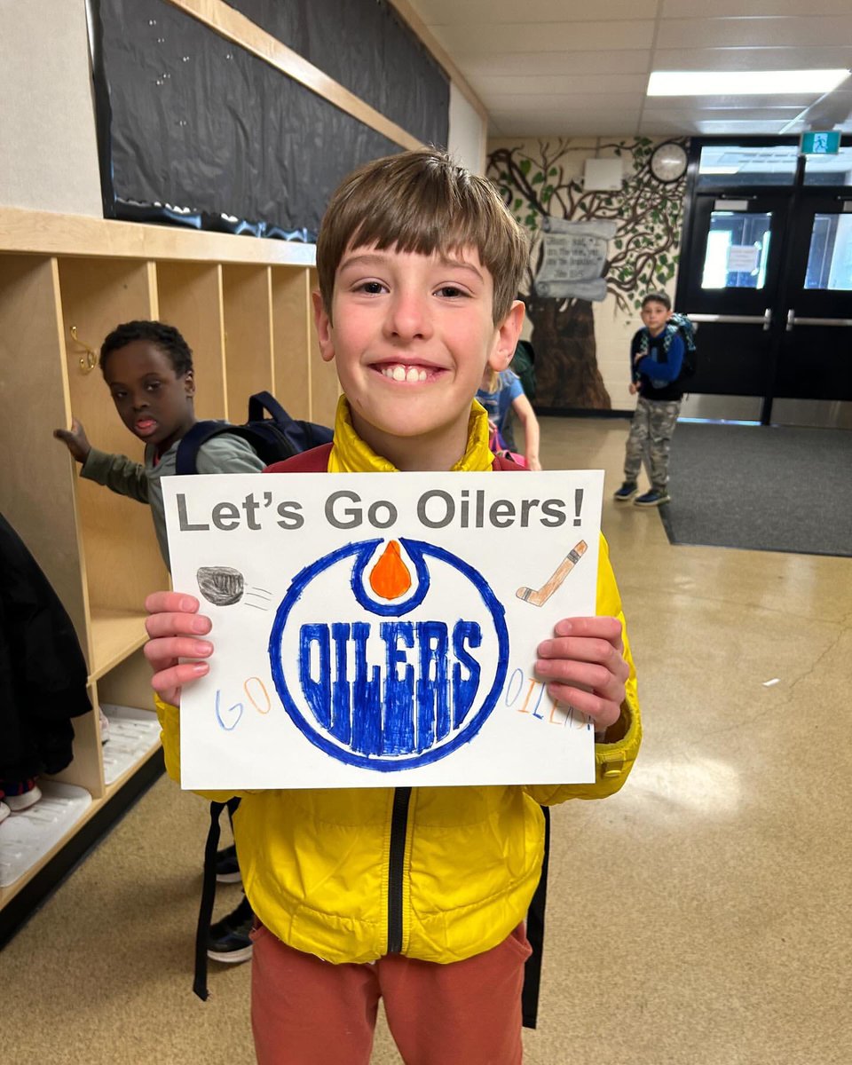 We’re kicking off round two with waves of orange and blue—let’s go Oilers! 🏒🎉 #EPSB halls are buzzing with excitement as students and staff get ready to cheer on their @EdmontonOilers. #LetsGoOilers #yeg