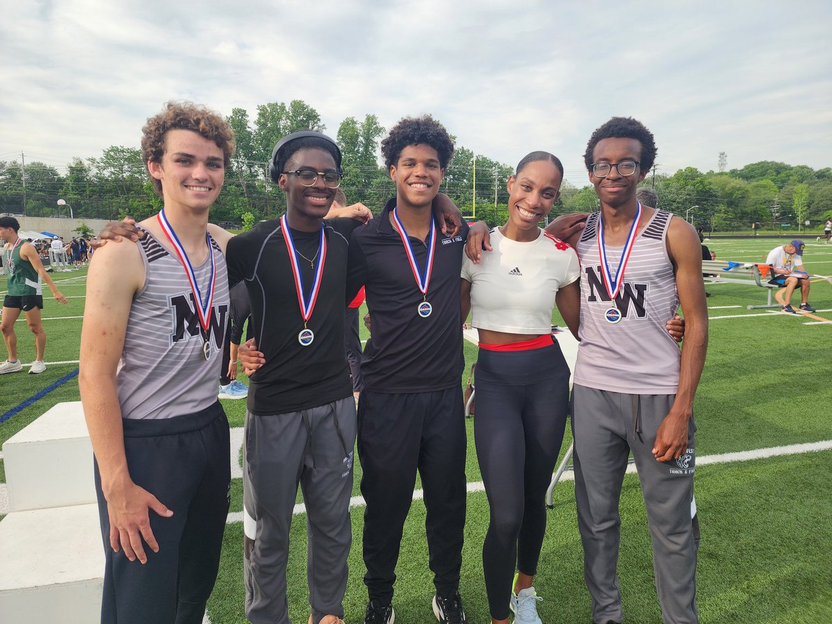 Congratulations to our @NorthwestXCTF Boys 4x800 MCPS Champions! With a time of 7:58.6-  the 10th best performance in MOCO history! Exciting to have World Champ and former NW Coach Thea Lafond give the award!
@NorthwestJags @NWHSBoosters