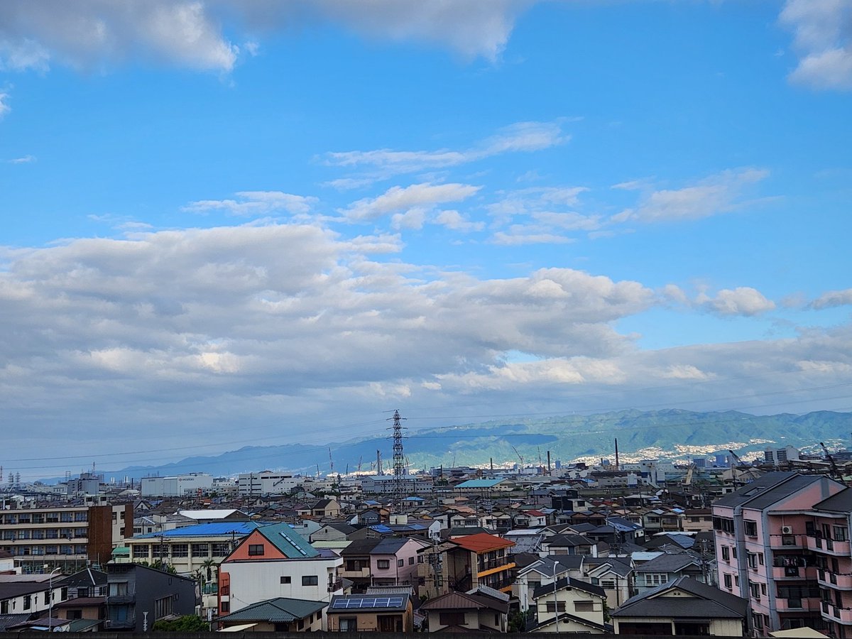 おはようございます
5/9(木)今朝の六甲山
晴れ⛅

雲が多いですが、山は良く見えます
雲漏れ日が差し
新緑が映えて山が綺麗です
これから雲も晴れ
いい天気になりそう
しかし昨日辺りから涼しいと言うより寒いですね
今日いっぱいは過ごしやすいかな…🤔

今日も素敵な１日をお過ごしくださいね…😀