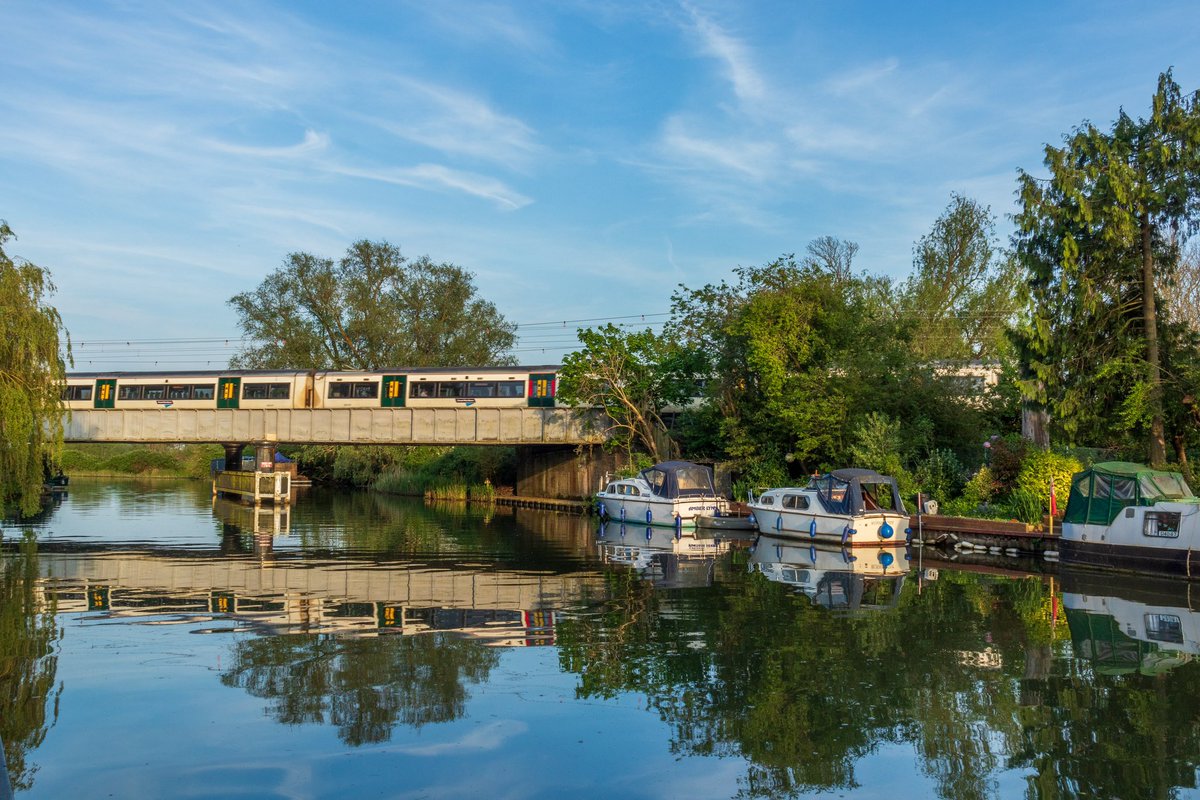 Another beautiful day in Ely today, blue skies and no wind to spoil reflections in the River Great Ouse @WeatherAisling @ChrisPage90 @ElyPhotographic @SpottedInEly #loveukweather @StormHour @ThePhotoHour @Kings_Ely #boats #bridge #train