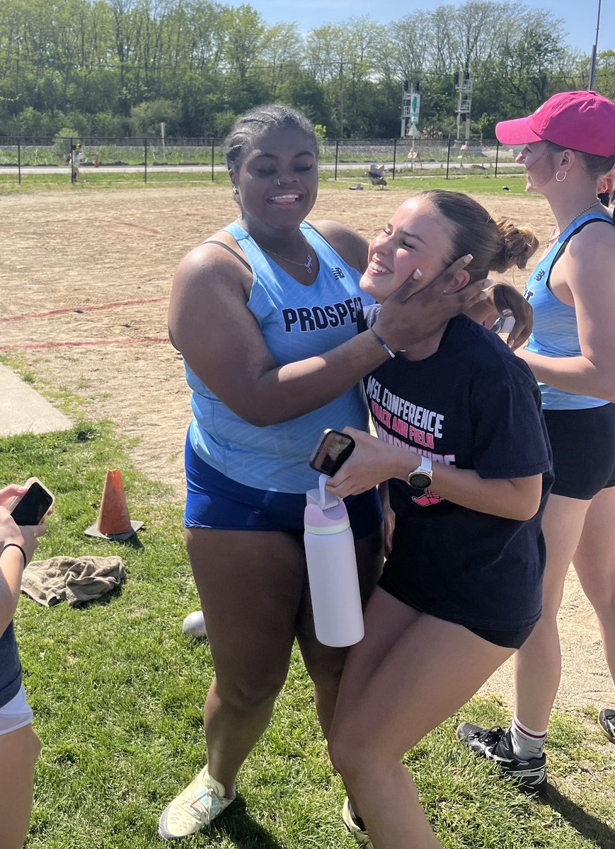 IHSA Sectional Highlights from Deerfield Jayla Flournoy qualifies to State in the shot put. Sectional Champion!! Live results: results.pfvperformance.net/meets/37407 @KnightsofPHS ⁦@PHS_A_Boosters⁩