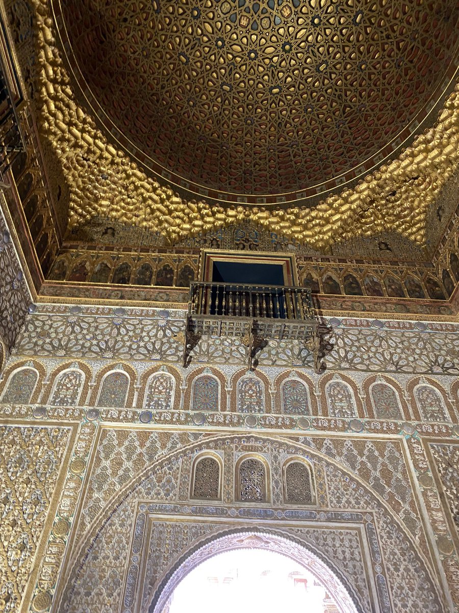 El Alcázar de Sevilla: un tesoro cultural que deslumbra. Su historia y belleza invita a sumergirnos en un mundo de encanto y tradición. ¡Una visita imprescindible en la ciudad! 🏰✨ #AlcázarSevilla #UdGaSevilla