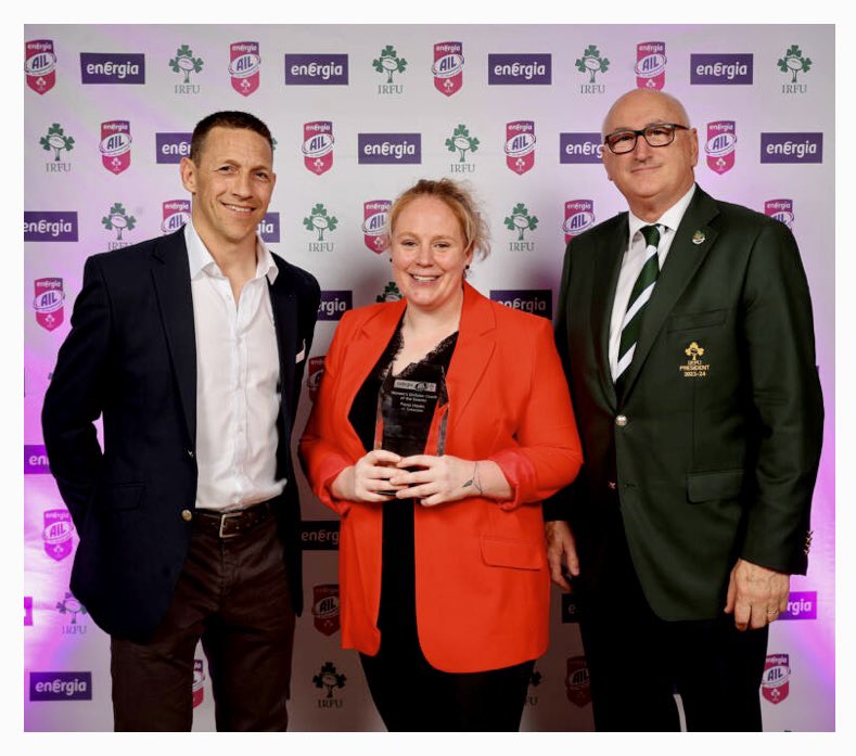 Congrats @fihayes27 who was this evening named Energia WAIL Coach of the Year! 🙌

@IrishRugby 
@Munsterrugby 

#Legend ♥️💙
#EnergiaAIL
#OnceARobinAlwaysARobin
J