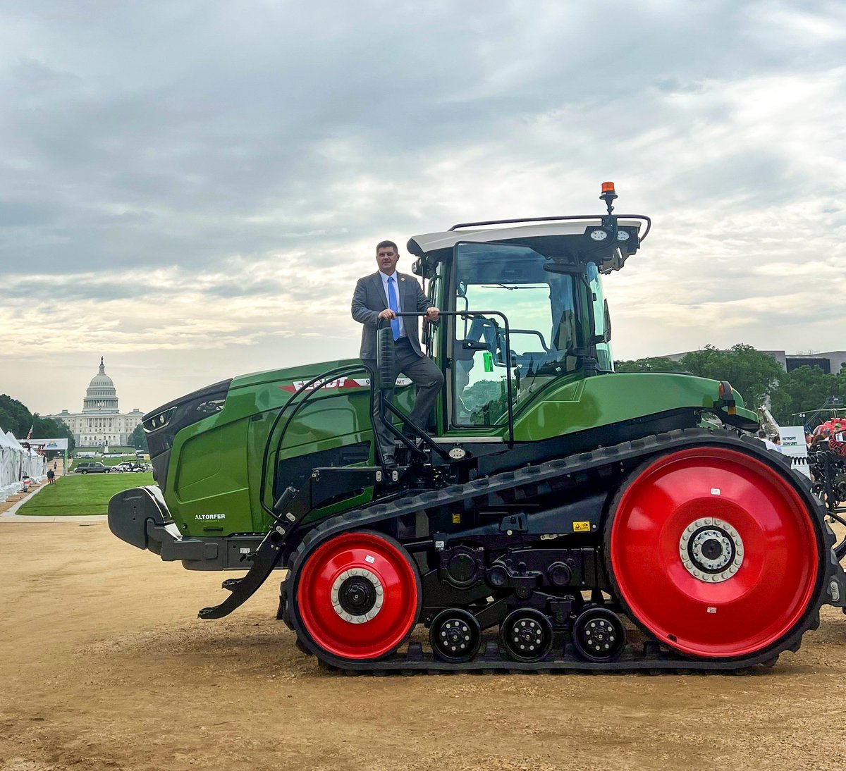 #AgOnTheMall24 brings together two of my favorite things: Agriculture and serving #MN01.

Had a great time with members of @HouseAgGOP hearing from ag stakeholders this morning.  Thanks, @AEMAdvocacy for hosting such a great event and for bringing agriculture innovation to DC!