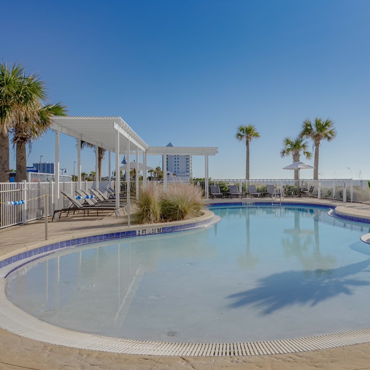 HIEXPensacola's tweet image. Wade into #summer bliss at #HIExPensacolaBeach! Our #zeroentrypool offers more than just a refreshing dip—it's your gateway to #Gulfviews and endless relaxation. Open from 8 am to 10 pm, make a splash all day long! Book the ultimate getaway now at bit.ly/2UJlzIy