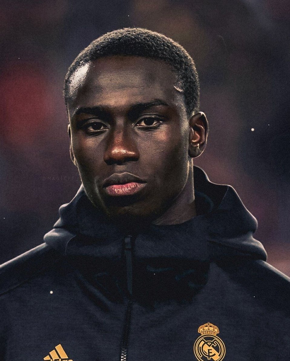 Nadie habla de su partido, nadie lo menciona, pero este hombre ha sido un puto muro en la defensa, balon a Sane y obligado a pase para atras, hoy y siempre la mamba siempre en mi equipo.