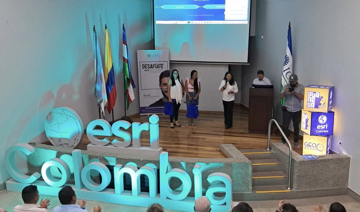 eicg_univalle's tweet image. #Actualidad💡 Estudiantes del Programa Académico Ingeniería Topográfica ganaron premio a la ‘mejor aplicación’ en encuentro de esri Colombia en Cali.

👉 Lea la nota completa en nuestro blog: noticiaseicg.blogspot.com/2024/05/estudi…
.
.
#UniValle #Topografia #Geomatica #Aplicacion #Innovacion