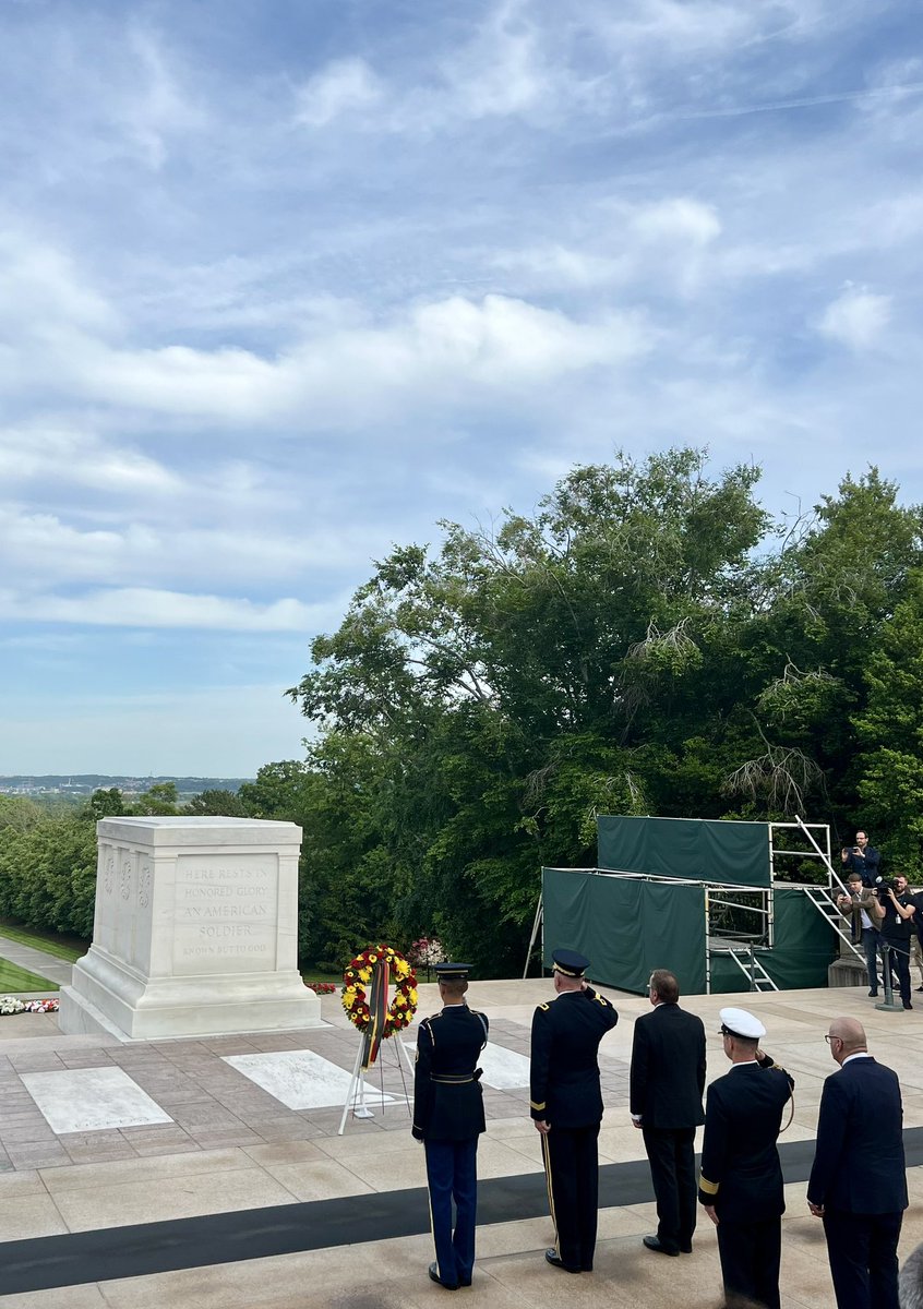 On May 8, 1945, the Allies put an end to Nazi barbarism in Europe. US service members gave their lives for our freedom, a sacrifice that will never be forgotten. Today, I joined Defense Minister Pistorius at @ArlingtonNatl Cemetery to reaffirm our solemn gratitude. #VEDay