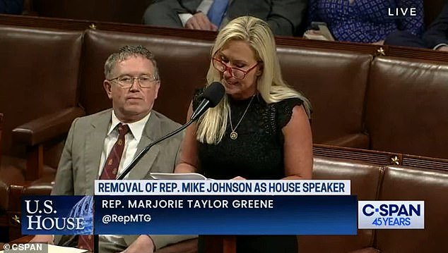 Breaking:  Marjorie Taylor Greene humiliated after her effort to oust Mike Johnson spectacularly fails and Democrats join Republicans in vote to save the speaker nybreaking.com/marjorie-taylo… #AmericanCongress #Americanpolitics #dailymail