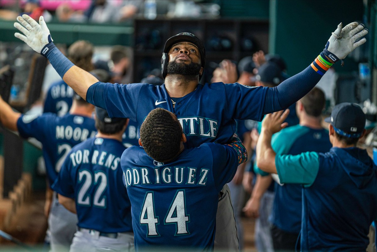 Raise your hand if you miss Carlos Santana on the Mariners  🤚

this better have a 99% approval rate.