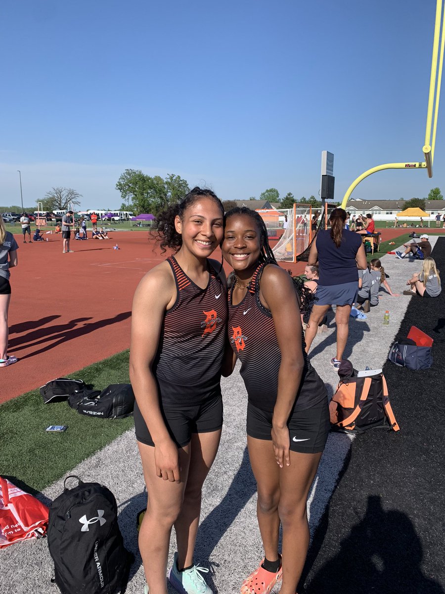 🚨First two state qualifiers🚨Sophomore Sydney Myles (4th) and Freshman Tawonna Keith(7th) both jump 1.57 to make it to Charleston next week!@1barbathletics