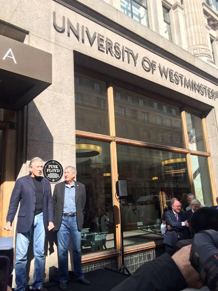 Un día como hoy, 28 de mayo del 2015, @RogerWaters y @NickMasonDrums develaron una placa conmemorativa como homenaje a @PinkFloyd en la Universidad de Westminster, antiguamente conocida como 'Regent Street Polytechnic'.