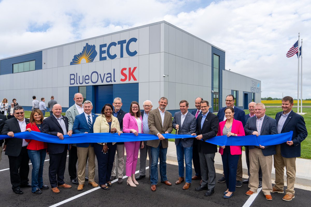 BlueOval_SK's tweet image. It’s official! We along with @GovAndyBeshear, @EtownCTC, state and local partners celebrated the opening today of the new ECTC BlueOval SK Training Center in Glendale! Thousands of employees at BlueOval SK Battery Park will be trained at the new facility. #BlueOvalSK