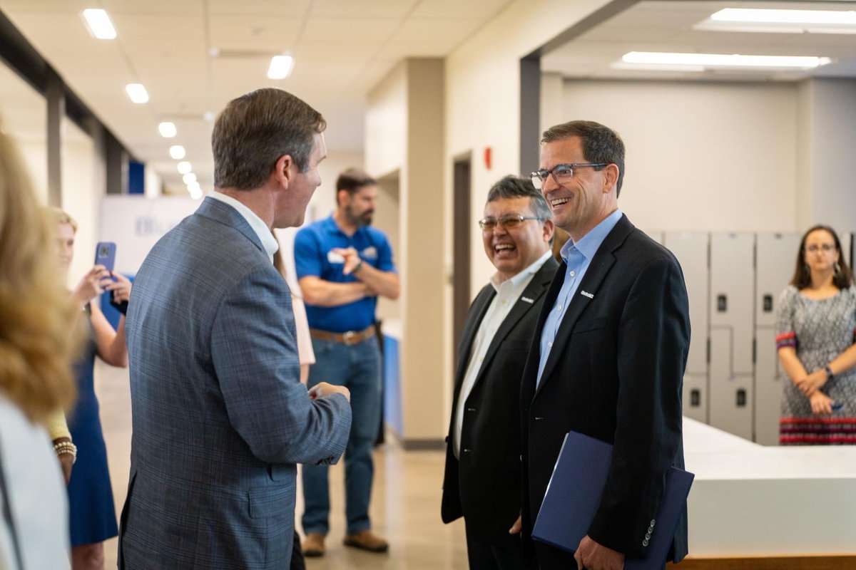 BlueOval_SK's tweet image. It’s official! We along with @GovAndyBeshear, @EtownCTC, state and local partners celebrated the opening today of the new ECTC BlueOval SK Training Center in Glendale! Thousands of employees at BlueOval SK Battery Park will be trained at the new facility. #BlueOvalSK