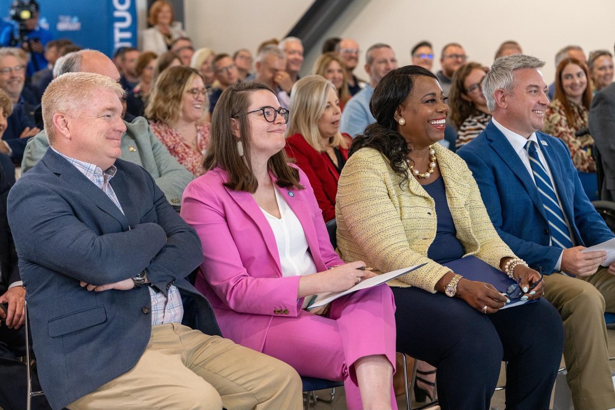 BlueOval_SK's tweet image. It’s official! We along with @GovAndyBeshear, @EtownCTC, state and local partners celebrated the opening today of the new ECTC BlueOval SK Training Center in Glendale! Thousands of employees at BlueOval SK Battery Park will be trained at the new facility. #BlueOvalSK