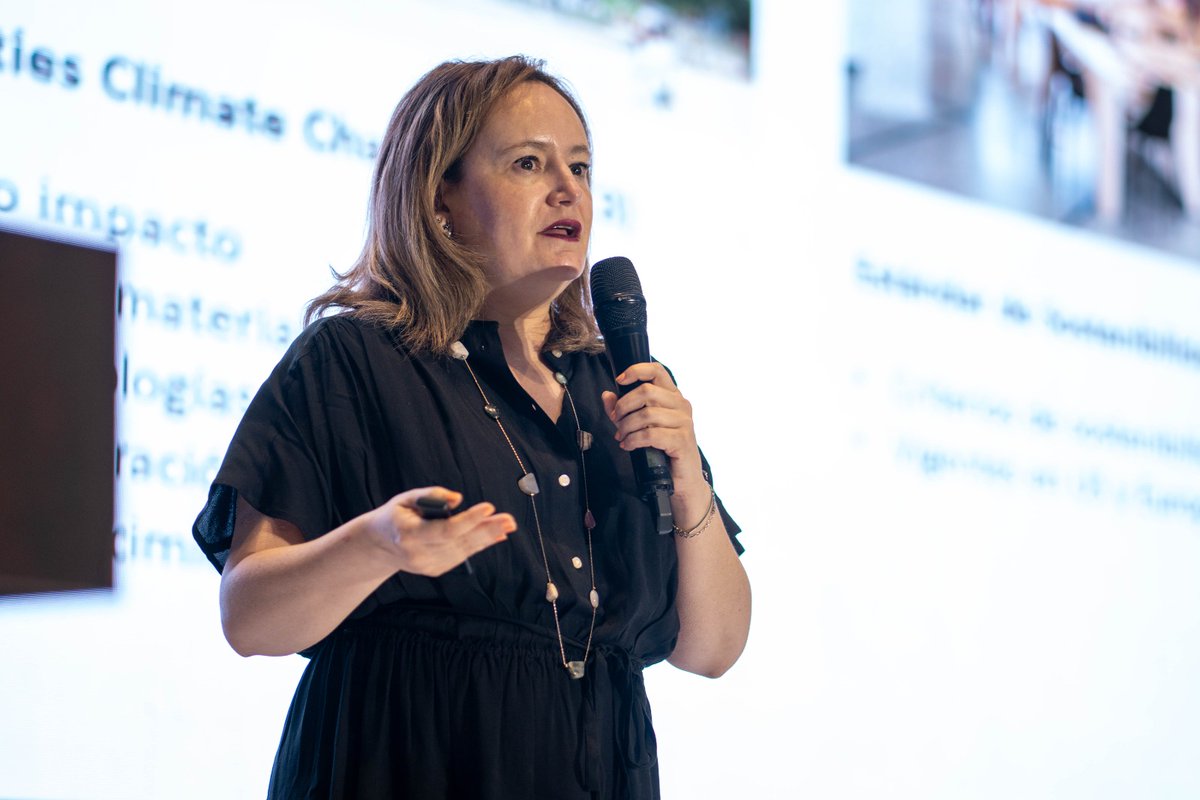 ficemcemento's tweet photo. 🏢 Julieta Boy de Gensler nos comparte las claves para diseñar #EdificiosSostenibles y de bajo impacto.
En Gensler tienen ambiciosas metas: reducir 11% de carbono embebido y 28% de emisiones operativas para 2030. 💚 ¿Cómo? Con sus propuestas de productos sostenibles, transformación de edificios existentes y máxima eficiencia.
La clave es la innovación: software avanzado 💻, diseño modular, prefabricación, logística óptima y vehículos limpios. 🚚 Así se minimizan residuos, CO2 y se optimizan todos los recursos.
El concreto es clave pero de alto impacto, así que el objetivo es apuntar a nuevos materiales y procesos más circulares para reducir la huella.
Con planeación, colaboración y tecnología disruptiva, ¡la arquitectura del futuro será baja en carbono!
#congresoc2verdeFICEM #FICEM #cemento #concreto #netzero