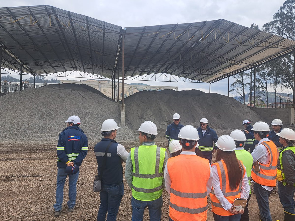 UPTCoficial's tweet photo. 📌 #UPTCInforma | Estudiantes de Transporte Férreo de la #UPTC realizaron una visita pionera al proyecto Regio-Tram de Occidente, liderados por el profesor  Héctor Sánchez 🚆

Una experiencia enriquecedora que prepara a nuestros  futuros profesionales para liderar en el campo 👇 https://t.co/cUmBpQ3OK7
